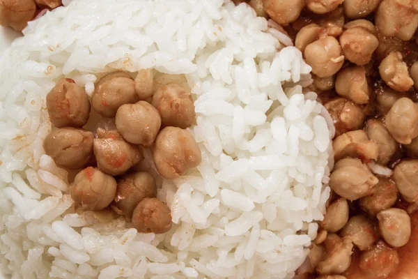 Garbanzos servidos con arroz —  Fotos de Stock