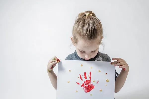 Menina brincando com tinta — Fotografia de Stock