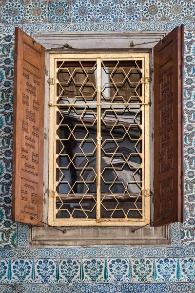 Ventanas del Harén del Palacio Topkapi — Foto de Stock