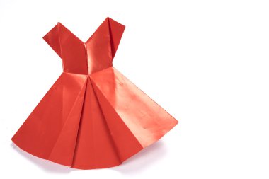 Beyaz üzerine kırmızı Origami elbise