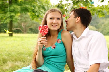 şefkatle fısıldar