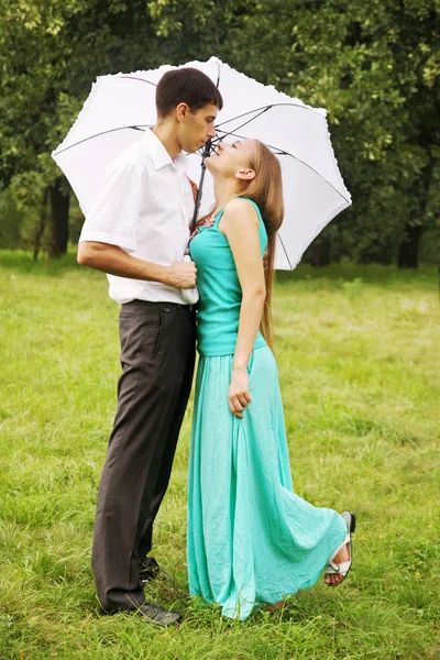 Beijos sob guarda-chuva — Fotografia de Stock