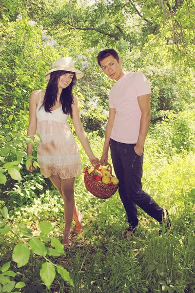 Pareja joven en el jardín — Foto de Stock