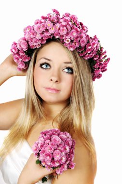 sarışın bir çelenk içinde