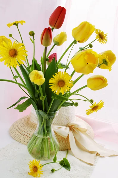 Blommor och hatt — Stockfoto