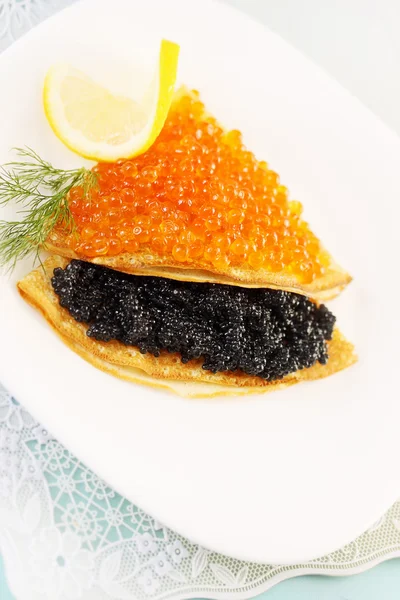 Flapjack with caviar and lemon — Stock Photo, Image