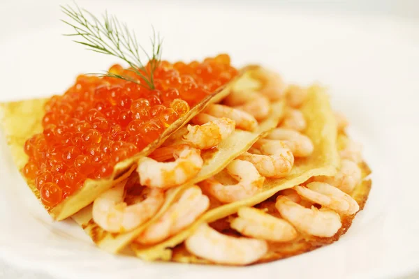 Panqueca com camarão e caviar — Fotografia de Stock