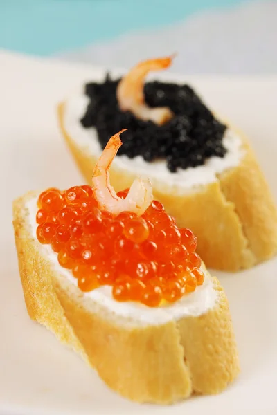 Sandwich with caviar and shrimp — Stock Photo, Image