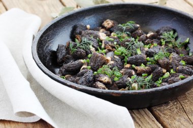 morels mantar bir tencerede kızartılır.