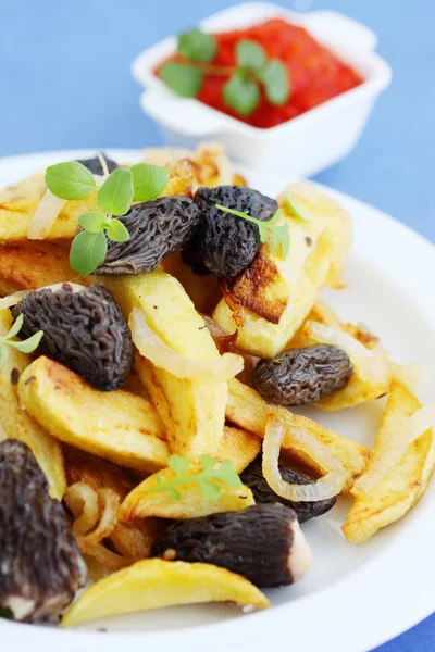 Batatas com cogumelos e tomilho — Fotografia de Stock