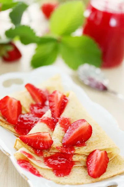 Stekt pannkakor med jordgubbar, sylt — Stockfoto
