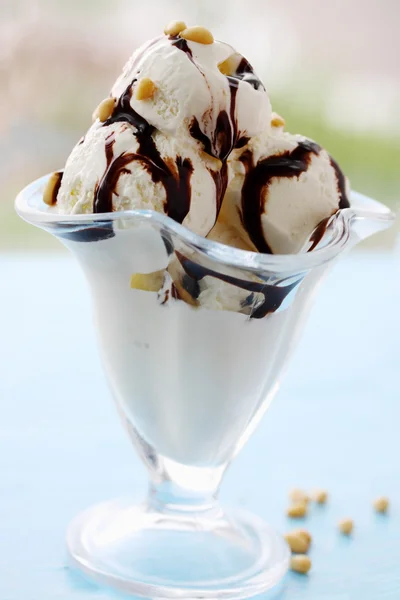 Ice cream with pine nuts — Stock Photo, Image