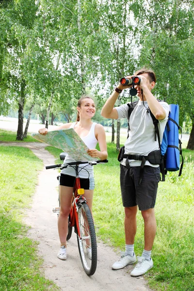 Par de prismáticos y bicicleta — Foto de Stock