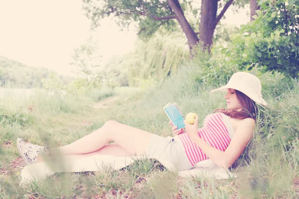 Girl reading a book — Stock Photo, Image