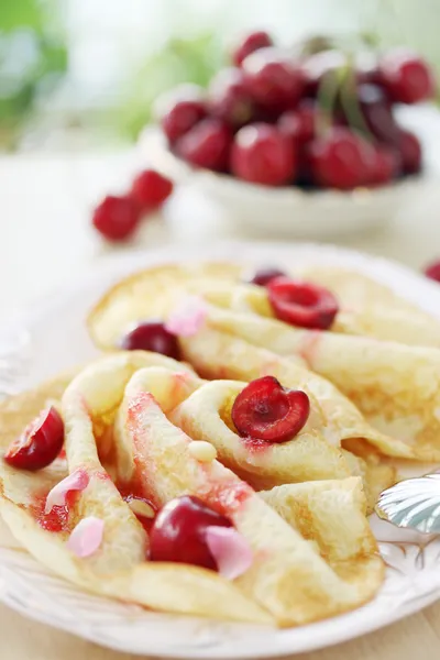 Pannkakor med körsbär och pinjenötter — Stockfoto