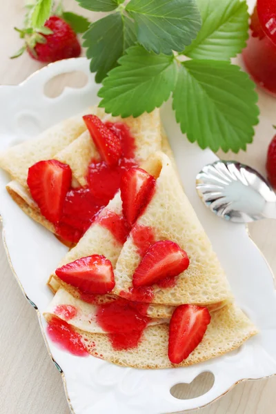 Gebratene Pfannkuchen mit Erdbeeren — Stockfoto