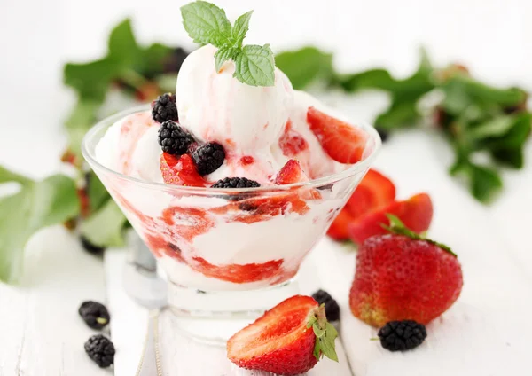 Ice cream with with berries — Stock Photo, Image