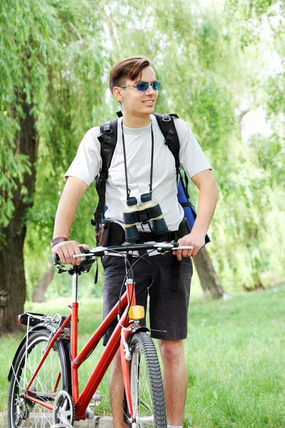 Tourist with bicycle — Stock Photo, Image