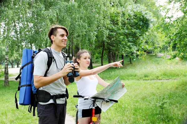 Cyklist visar vägen — Stockfoto