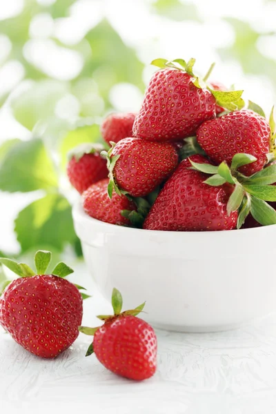 Tallrik med jordgubbar — Stockfoto
