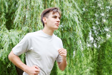 adam sabah koşu üzerinde