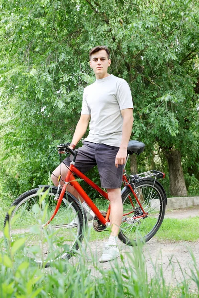 Parktaki bisikletçi. — Stok fotoğraf