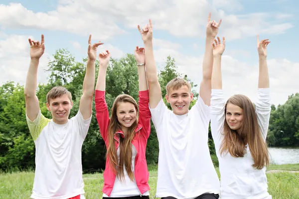 Mladí zvedli ruce — Stock fotografie