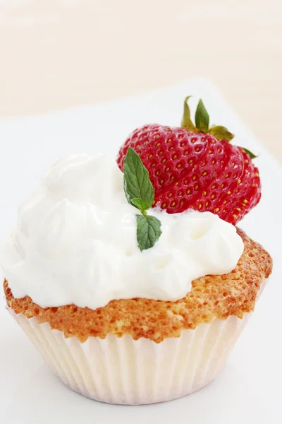 Kuchen mit Erdbeeren — Stockfoto
