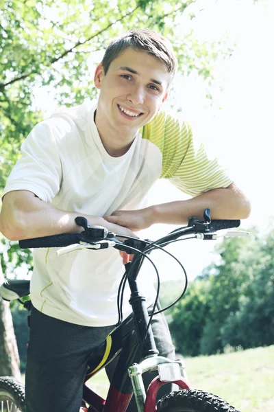 Jovem amigável em uma bicicleta — Fotografia de Stock