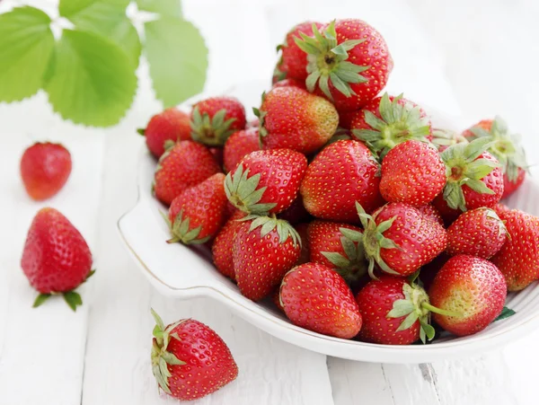 Full tallrik jordgubbar — Stockfoto
