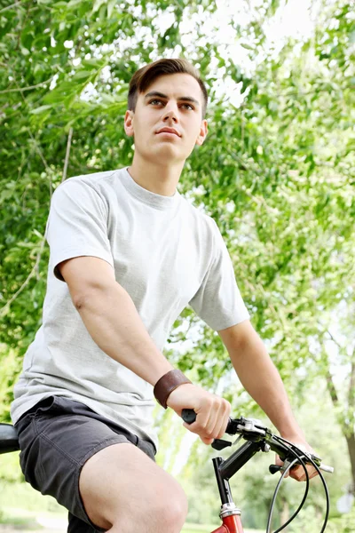 Jovem na bicicleta — Fotografia de Stock