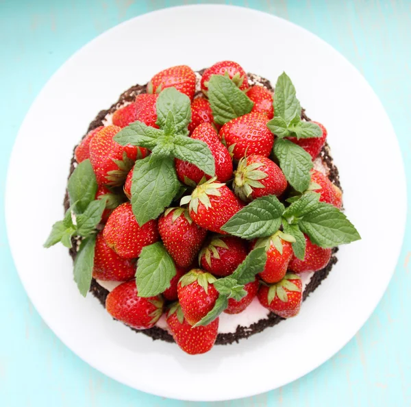 Kage med jordbær, topvisning - Stock-foto