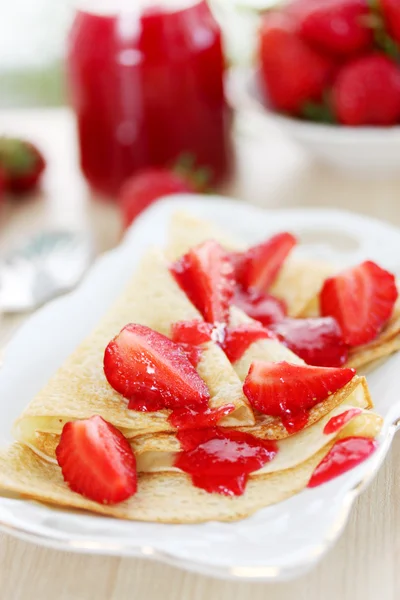 Ontbijt met aardbeien — Stockfoto