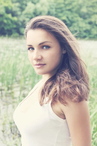 Mujer en la naturaleza, teñido —  Fotos de Stock