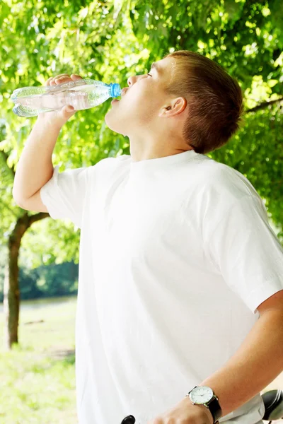 Mladý muž pitná voda — Stock fotografie