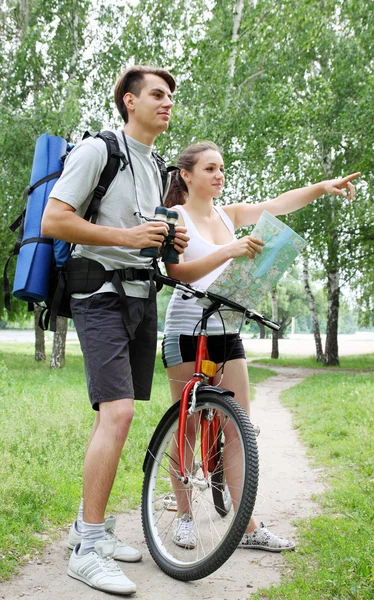 Ciclista muestra el camino del excursionista — Foto de Stock