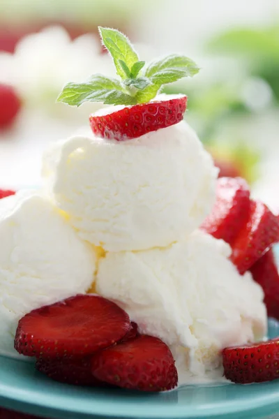 Vanilla ice cream with strawberry — Stock Photo, Image