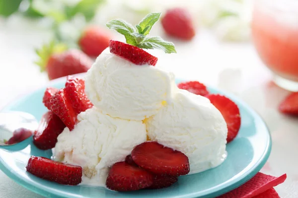 Vanilková zmrzlina s ovocem — Stock fotografie