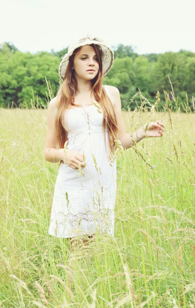 Giovane ragazza con un cappello — Foto Stock