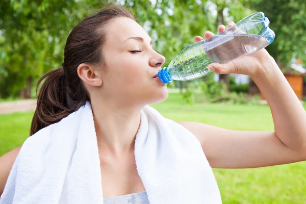 Mulher bebe água — Fotografia de Stock