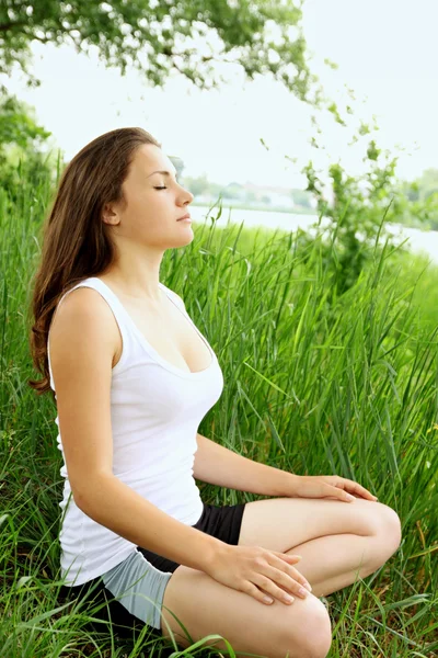 Женщина медитирует — стоковое фото