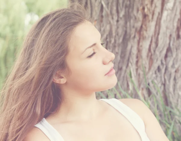 Bella donna sulla natura — Foto Stock