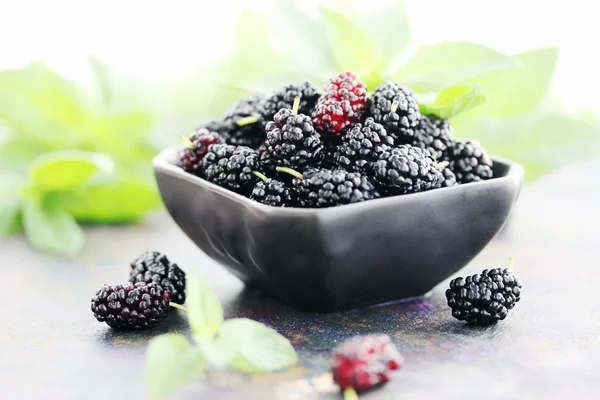 Sappige mulberry op een zwarte plaat — Stockfoto