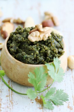 pate ile fındık ve otlar