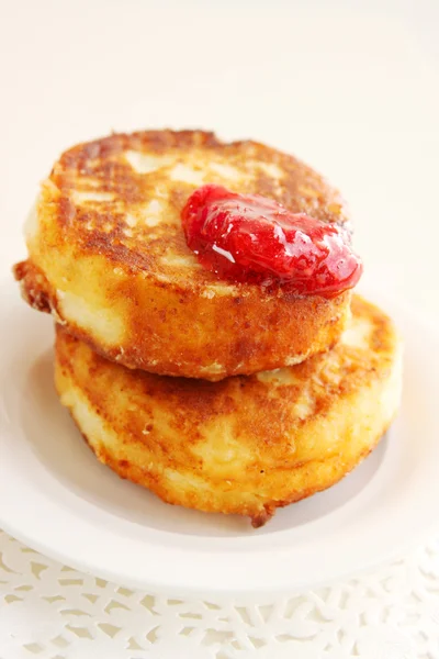 Cottage cheese pancakes with jam — Stock Photo, Image