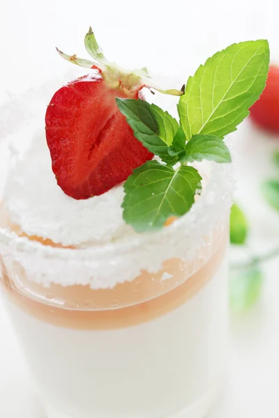 Strawberries and cream — Stock Photo, Image