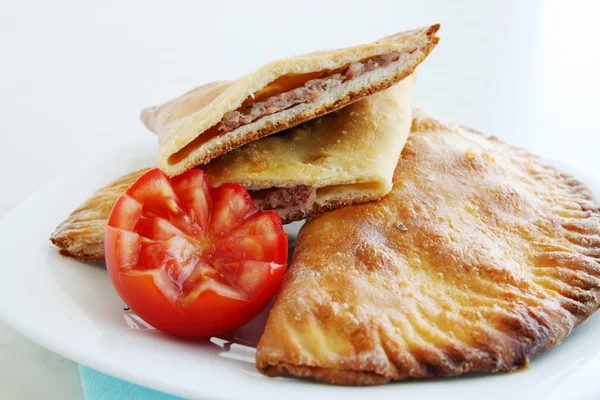 Cheburek con tomate —  Fotos de Stock