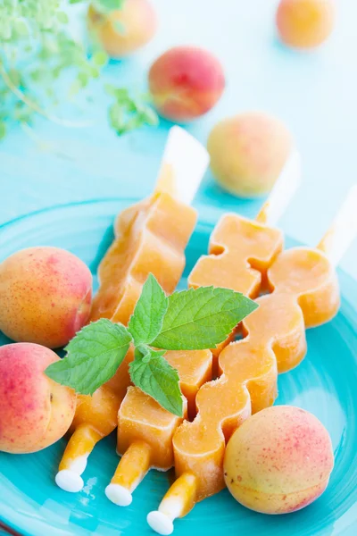 Мороженое с абрикосом и мятой — стоковое фото