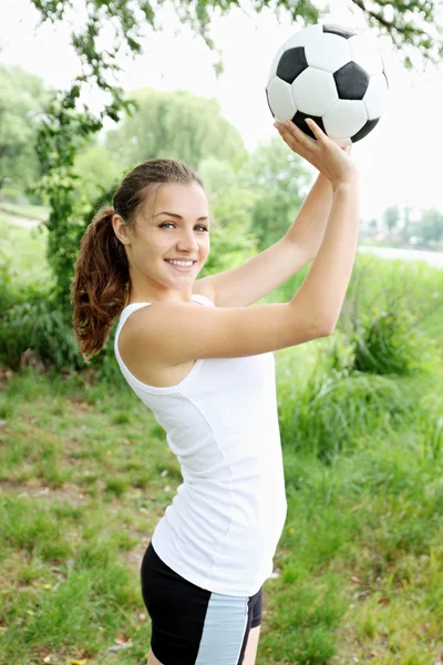 Frau mit Ball — Stockfoto