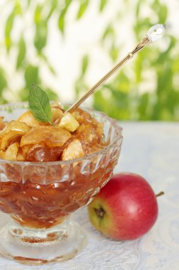 nane ile şekerlenmiş elma